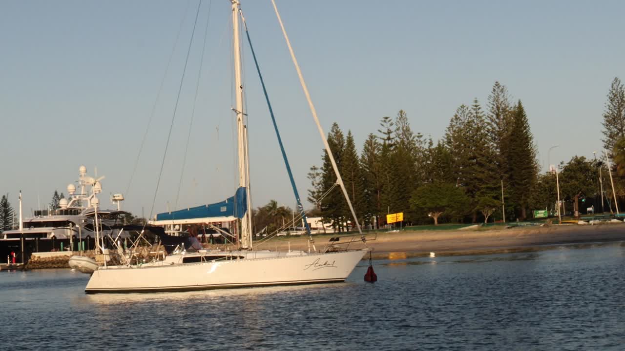 парусная лодка, плавающая по живописной городской реке