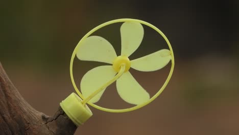 un ventilador de juguete en el viento. amarillo
