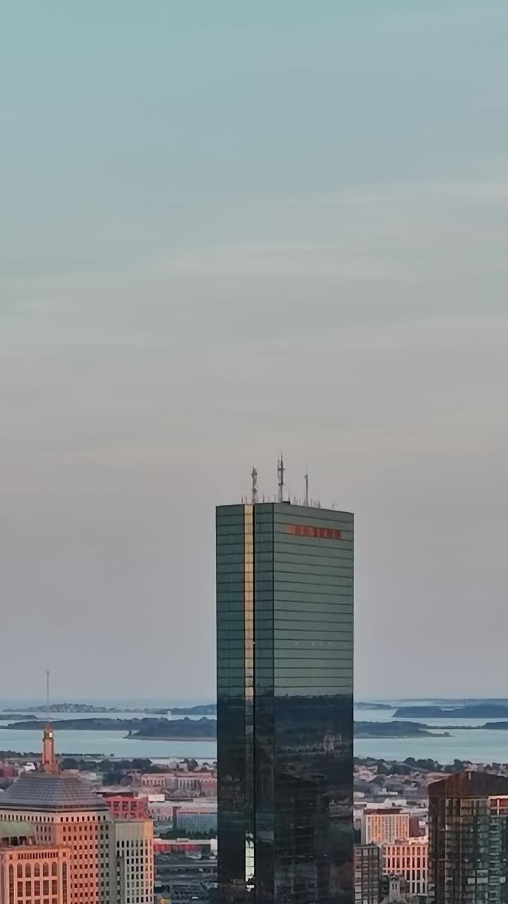 Vista dello skyline cittadino con torri e acqua sullo sfondo negli Stati Uniti