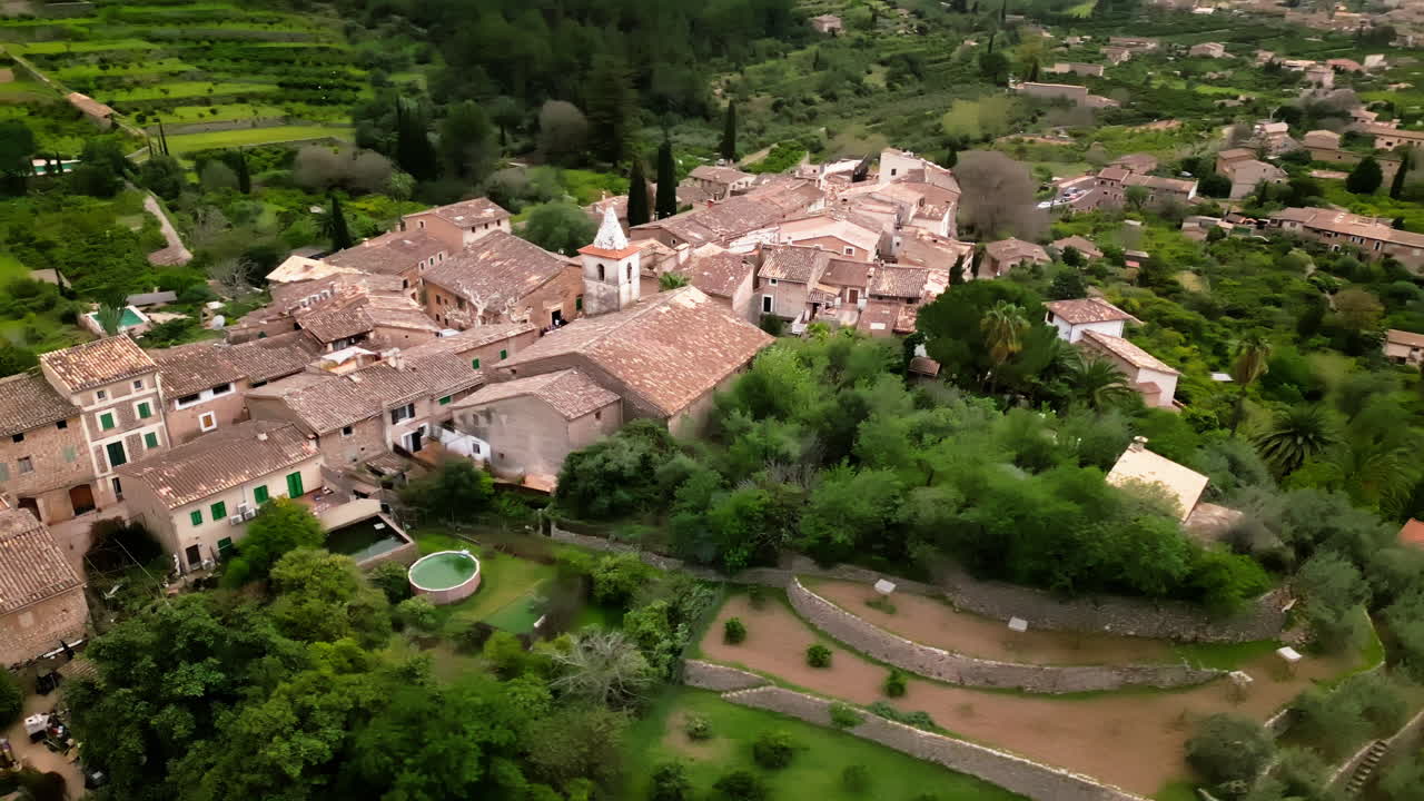 Vista aerea del villaggio di Biniaraix immerso nel lussureggiante paesaggio maiorchino
