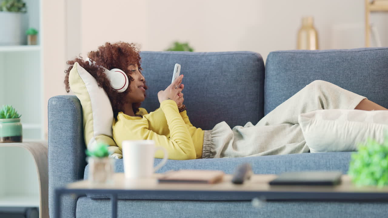 una joven negra tomando selfies