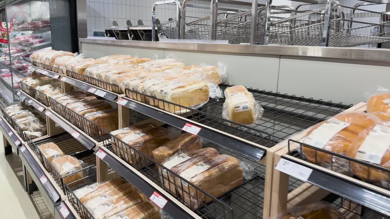 슈퍼마켓 선반 에 전시 된 여러 가지 종류의