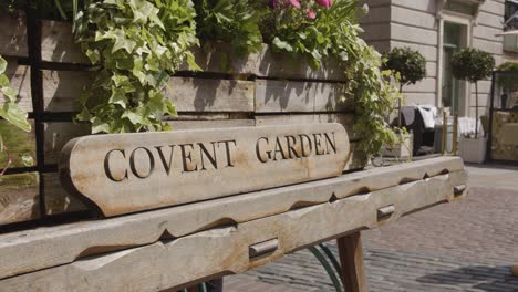 carretilla de mercado de moda antigua con un letrero para covent garden londres reino unido 1