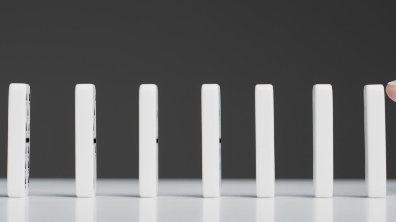 도미노를 밀고 있는 누군가의 중간 샷