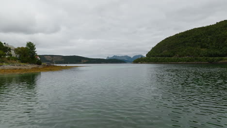 Ondulación-Sobre-Un-Arroyo-Tranquilo-Cerca-De-La-Aldea-De-Oppeid-En-Hamaroy,-Condado-De-Nordland,-Noruega