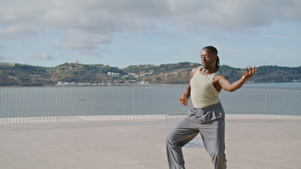 Primo piano di un uomo agile che si muove dinamicamente su un argine. Ballerino che mostra una danza.