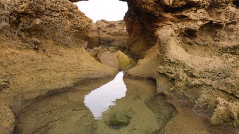 formaciones rocosas naturales y piscinas de marea