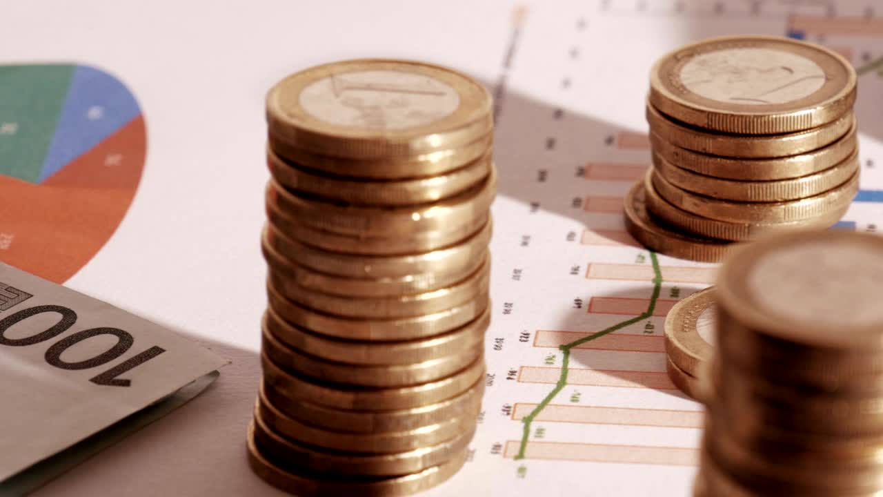 Monety, wykresy i diagramy finansowe.