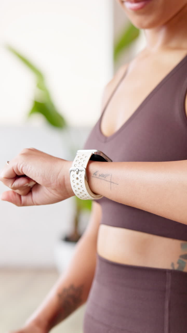 Donna che controlla il suo smartwatch dopo un allenamento