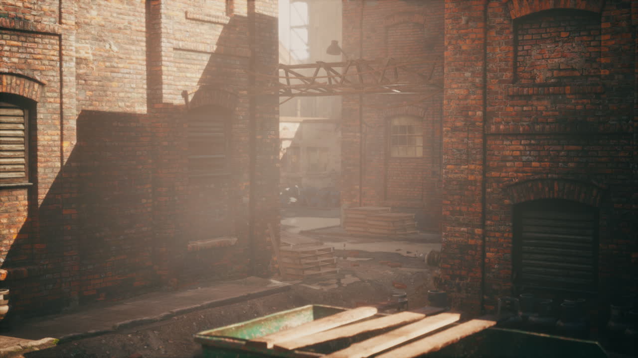 벽돌 전면과 함께 오래된 버려진 산업 거리 전망