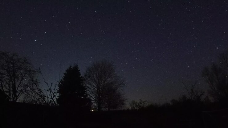 Timelapse notturno. Starlapse con auto in primo piano. Starlapse, nightlapse