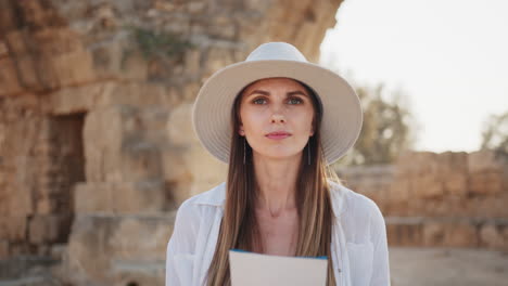 una mujer explorando antiguas ruinas.