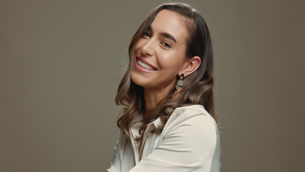 mujer, sonrisa y belleza con cabello y cara