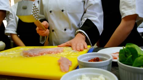 chef usando martillo de carne en la cocina 4k