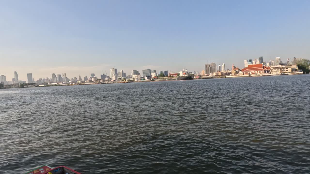 도시 풍경을 배경으로 한 꾸준한 보트 타기