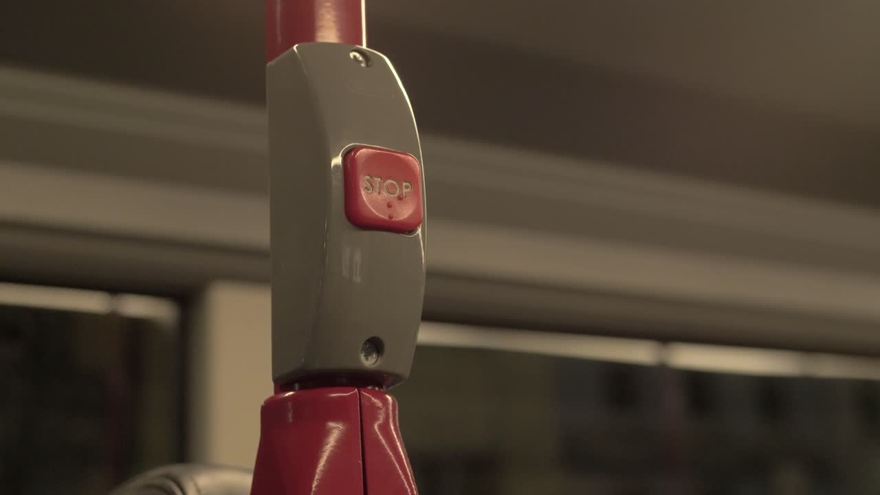 un botón de parada en un autobús, video de stock