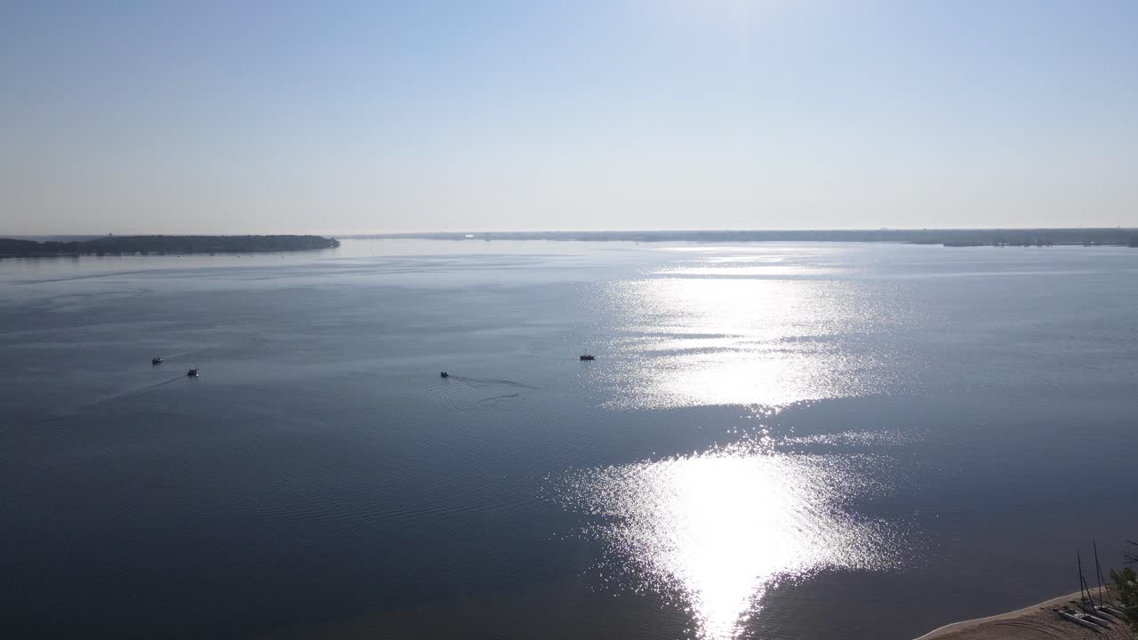 여름에 muskegon 호수 위로 솟아 오르고 기울어집니다.