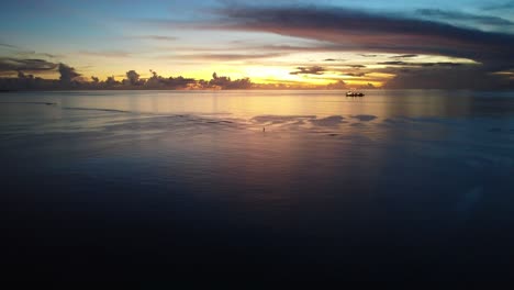 Tiro-Inclinado-De-Una-Impresionante-Puesta-De-Sol-Sobre-Un-Mar-En-Calma