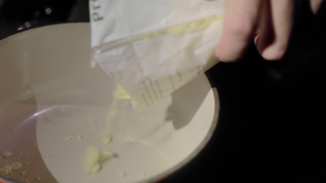 Video di preparazione: versare fonduta di formaggio in una ciotola.