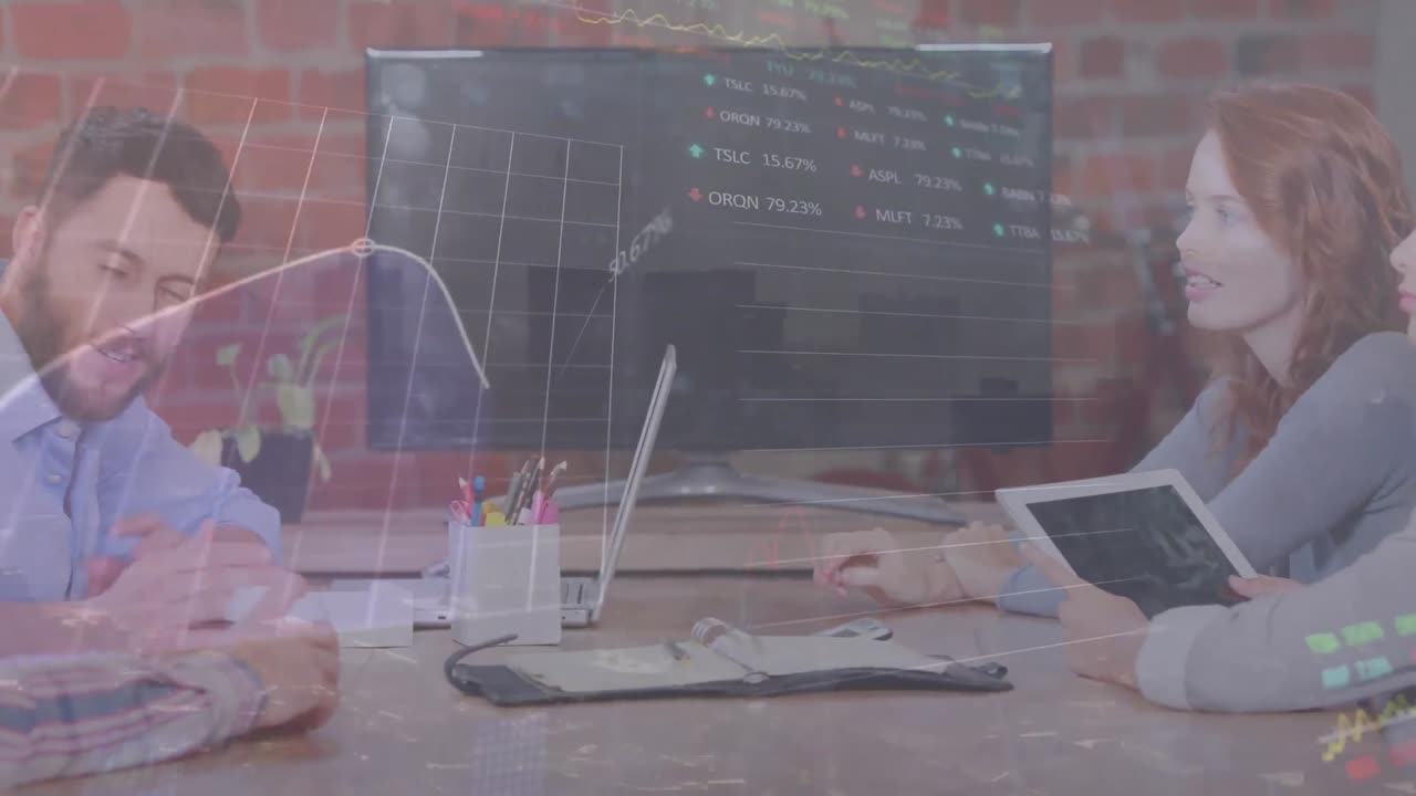 animación del procesamiento de datos del mercado de valores sobre diversos colegas discutiendo en la sala de reuniones