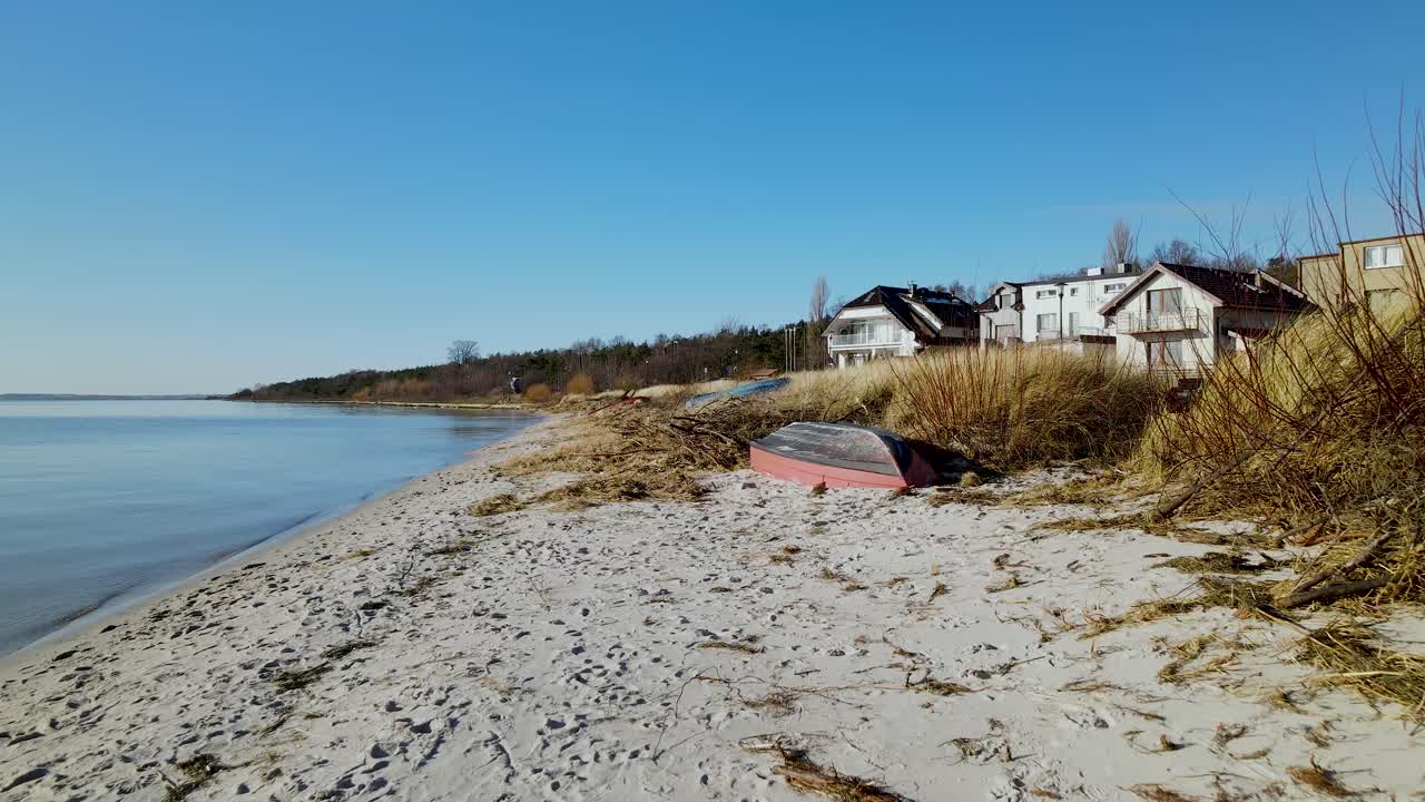 playa con bote de costado