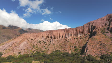 espectacular formación rocosa en una montaña en jujuy, argentina