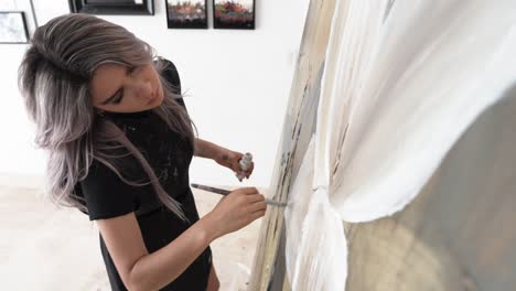 Hermosa-Joven-Adulta-Latina-Femenina-Pintando-Flor-Blanca-Sobre-Lienzo