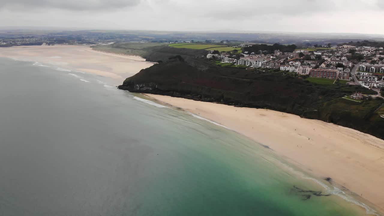 Cornwall, İngiltere'deki Carbis Bay ve Gwithian Plajı'nın havadan sola kaydırmalı çekimi