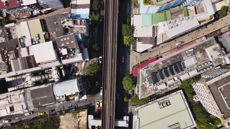 4k-De-Movimiento-A-Lo-Largo-Del-Ferrocarril-Bts,-Toma-Cinematográfica-Aérea-Sobre-El-Ferrocarril-Bts-Entre-Rascacielos-En-La-Ciudad-De-Bangkok