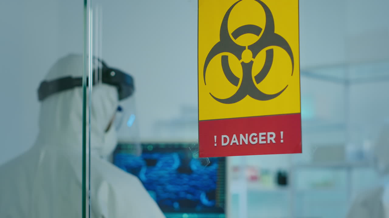 команда ученых в комбинезоне исследует мутации вируса, работая в опасной зоне.