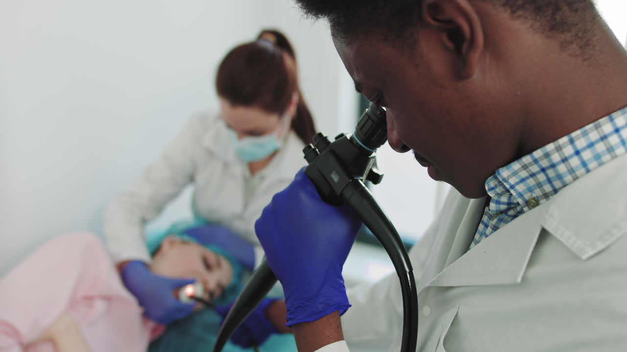 Medici professionisti che eseguono un intervento chirurgico con il nuovo apparecchio di microscopia operatoria elettronica