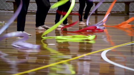 hermosos movimientos con cinta de gimnasia rítmica realizados por damas en presentación