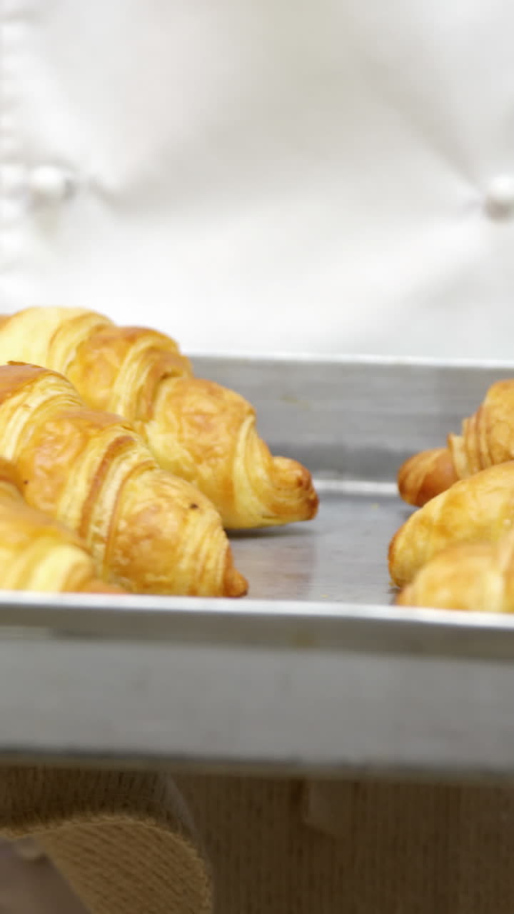 요리사는 크로아산 (croissant) 을 요리하고 있습니다.