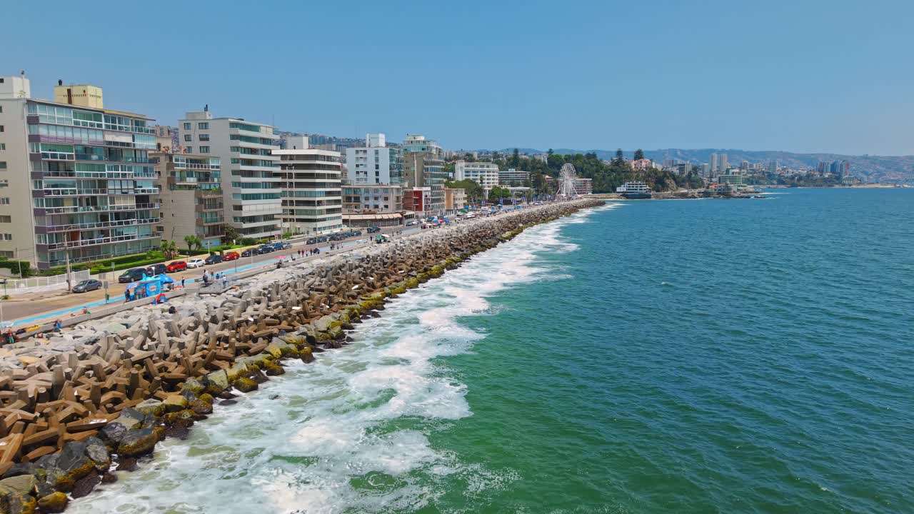 Panoramica aerea di strada costiera, spiaggia rocciosa, onde oceaniche a Viña del Mar, Cile