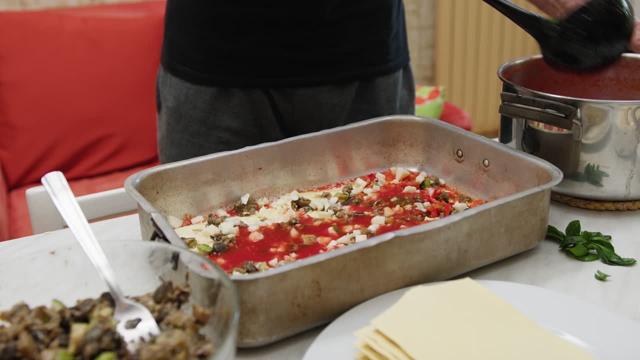 Preparare una tipica lasagna siciliana con melanzane e salsa di pomodoro