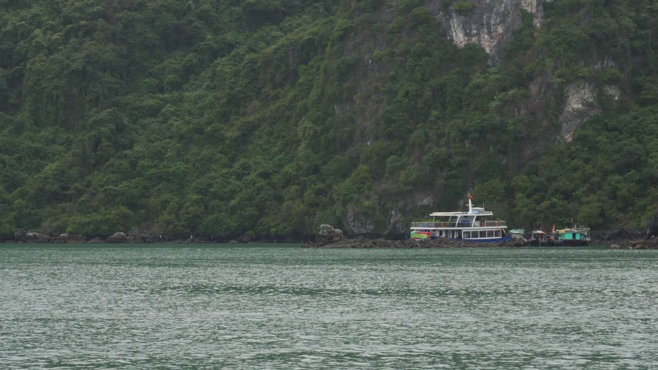 베트남 의 하롱 만 의 풍경, 앞면 에 보이는 물 과 배경 에 있는 산악 섬