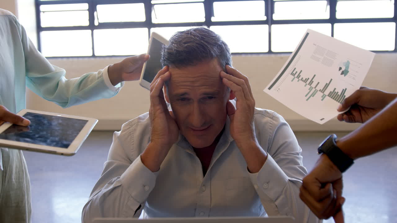 스트레스 때문에 짜증나는 사업가