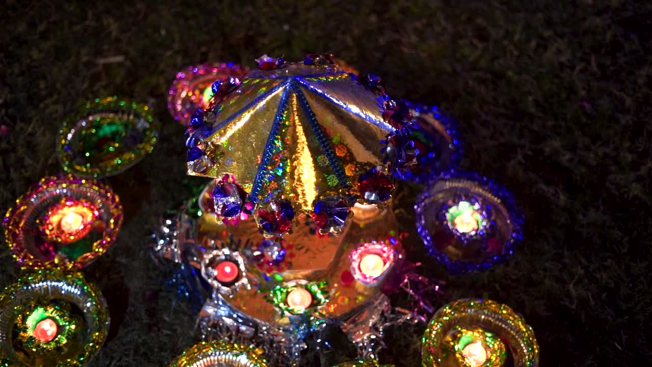 Upeat mehndi-lautaset eloisilla väreillä ja niissä tuikkivat kynttilät.