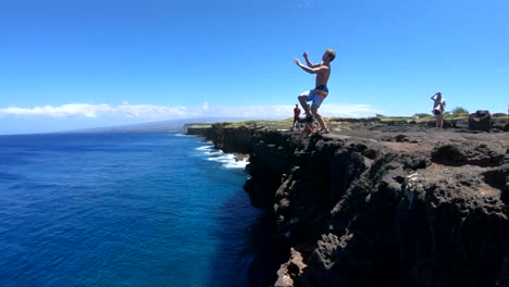 Zeitlupenaufnahme-Eines-Mannes,-Der-Einen-Gainer-Von-Einer-Klippe-Am-South-Point,-Big-Island,-Hawaii-Macht