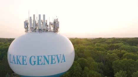 toma aérea de establecimiento, lago de ginebra, torre de agua de wisconsin - hermosa hora dorada