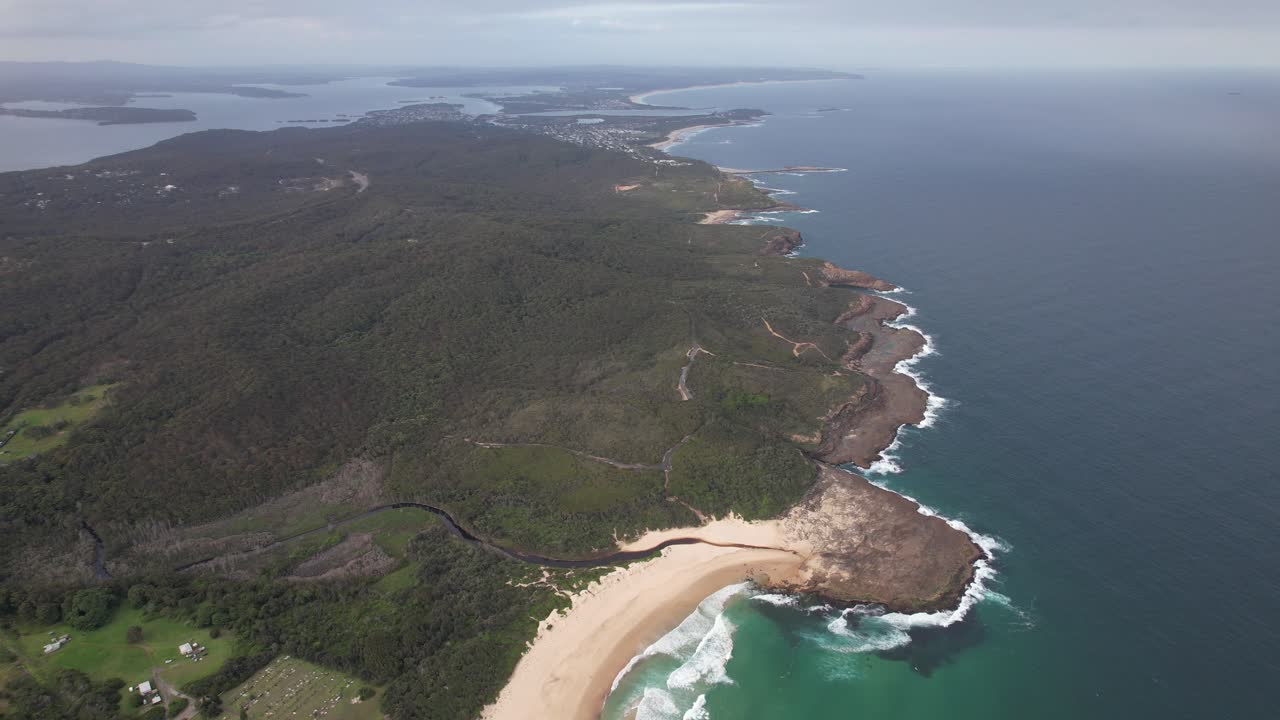 Middle Camp Beach e Baldy Cliff a Catherine Hill Bay, NSW, Australia - Ripresa drone.