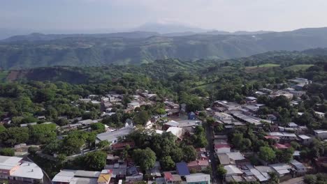 vista aérea del pequeño pueblo de cuisnahuat en el salvador, américa central - órbita aérea