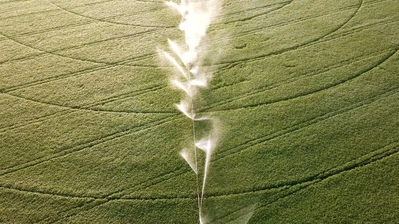 4k 항공기: 태양 반사와 함께 바다, 바다를 날아.