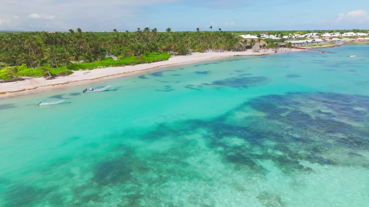 Luftaufnahme über dem blauen, kristallklaren Karibischen Meer mit Blick auf Playa Blanca, Punta Cana.