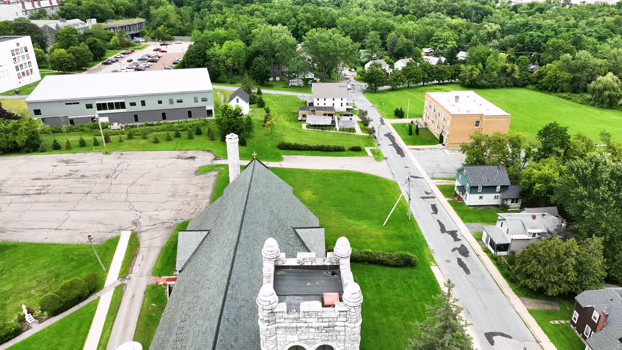 아름다운  ⁇  돌 교회 를 드러내기 위해 아래로 기울어