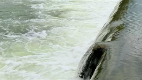 Dieser-Überlaufdamm-Zeigt-Die-Kraft-Des-Wassers-In-Großen-Mengen