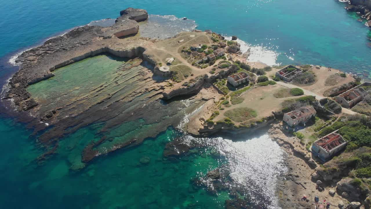 イタリア、シチリア島シラクーザのプンタ・デッラ・モーラビーチにある、廃墟となった掩蔽壕と家屋の空撮。
