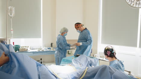 procedimiento quirúrgico en una sala de operaciones