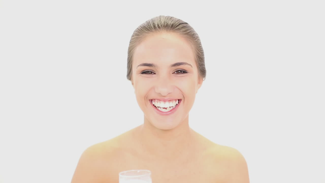 hermosa modelo bebiendo un vaso de leche