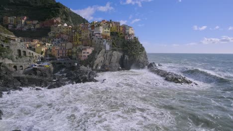 Vista-Panorámica-De-Manarola,-5-Terre,-Durante-Una-Tormenta-De-Mar